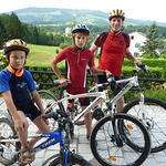 Vater Karl mit Lukas und Lorenz bei einer Radtour