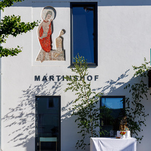 F26-06-04_3042_Vorbereiteter Fronleichnamsaltar vorm Martinshof