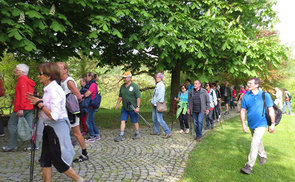 Spirituelle Wanderung zur Römerkirche in Aurachkirchen und Gottesdienst mit Bischof Manfred Scheuer