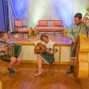 Dankefest im Pfarrsaal, Bild: Jakob, Andrea und Arnold Renhardt beim Musizieren