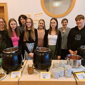 Die kfb-Frauen verwöhnten mit Unterstützung von Firmlingen die Gäste mit leckeren Suppen und freuen sich über eine Spendensumme von über € 4.000. 