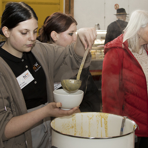 Fastensuppen-Essen am Bauernmarkt