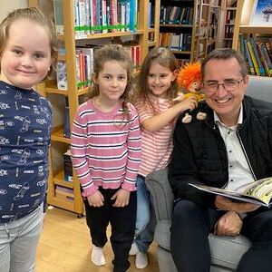 Bürgermeister Max Oberleitner mit Vivien, Josefine und Pumuckl