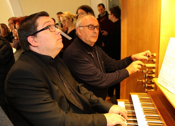 Martin Kaltenbrunner an der Orgel in der Pfarrkirche Alberndorf - unterstützt von seinem Lehrer Wolfgang Kreuzhuber