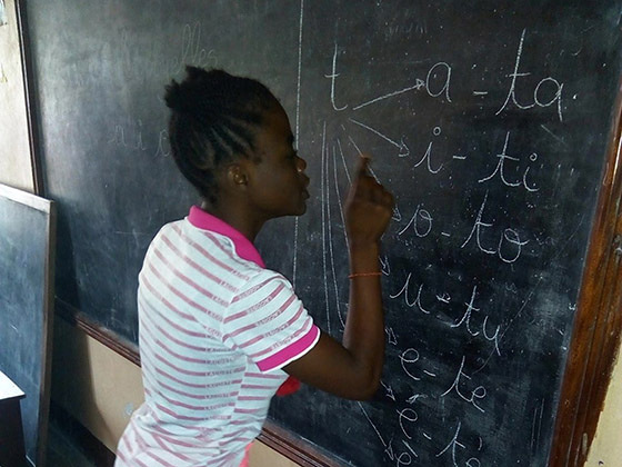 Im von Jugend Eine Welt unterstützten „Centre Laura Vicuna“, mitten im Armenviertel Zogbo der Stadt Cotonou in Benin, erhalten Mädchen im Alter zwischen acht und sechzehn Jahren wichtige Schulbildung