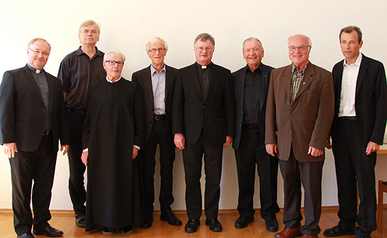 Emeritierte Pfarrer mit Generalvikar Severin Lederhilger, Bischof Manfred Scheuer und Martin Füreder.