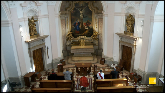 Nach dem stillen Einzug legt sich Bischof Scheuer als Zeichen der Trauer vor dem Altar auf den Boden.