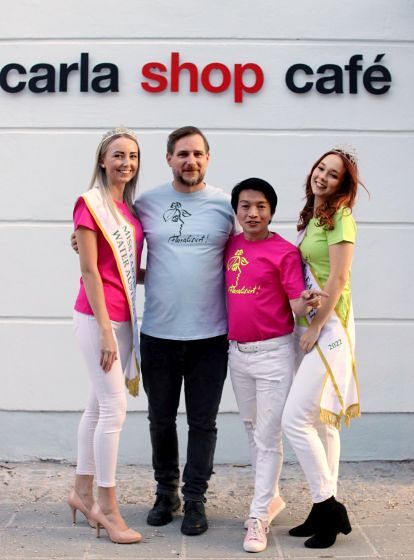 V. l.: Miss Earth Water Austria 2022 Lena Schrems, Künstler Lukas J. Aigner, Designer La Hong und Miss Earth Fire Austria 2022 Susanne Radlmayr.