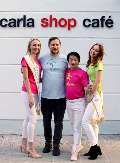 V. l.: Miss Earth Water Austria 2022 Lena Schrems, Künstler Lukas J. Aigner, Designer La Hong und Miss Earth Fire Austria 2022 Susanne Radlmayr. / © Caritas V. l.: Miss Earth Water Austria 2022 Lena Schrems, Künstler Lukas J. Aigner, Designer La Hong und Miss Earth Fire Austria 2022 Susanne Radlmayr.