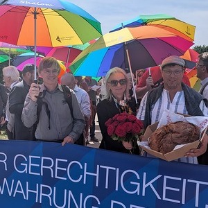KA-Präsidentin Gabriele Hofer-Stelzhammer und Christian Leonfellner, Vorstitzender der KAB OÖ bringen Brot und Rosen als Zeichen des Gedenkens zum Kenotaph am Appellplatz.