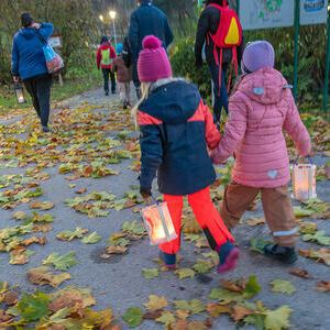 An der Laternenwanderung nahmen 30 Kinder mit ihren V?tern, M?ttern und Begleitpersonen teil.