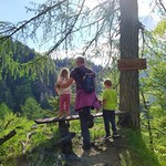 Vater mit Kindern beim Wandern auf der Bärenalm