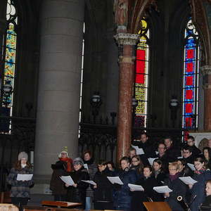 Ganz weit hinten im Altarraum stand der Chor des Konservatoriums für Kirchenmusik - die Bestuhlung war schon für die nachmittägliche Dankesfeier von Bischof em. Ludwig Schwarz aufgebaut.