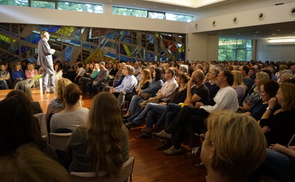 Hirnforscher Gerald Hüther begeisterte mit seiner Einladung zu 'etwas mehr Hirn'.                            