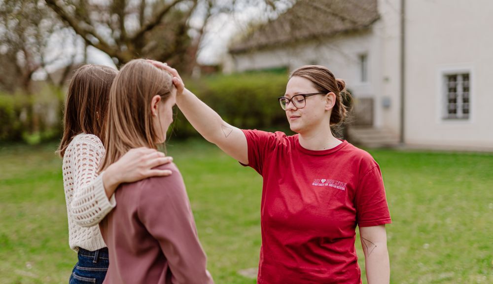 Agnes Sch?tzenhofer, p?dagogische Mitarbeiterin in der Pfarre Tassilo-Kremsm?nster, segnet eine Jugendliche auf dem Weg zur Firmung und ihre angehende Firmpatin.