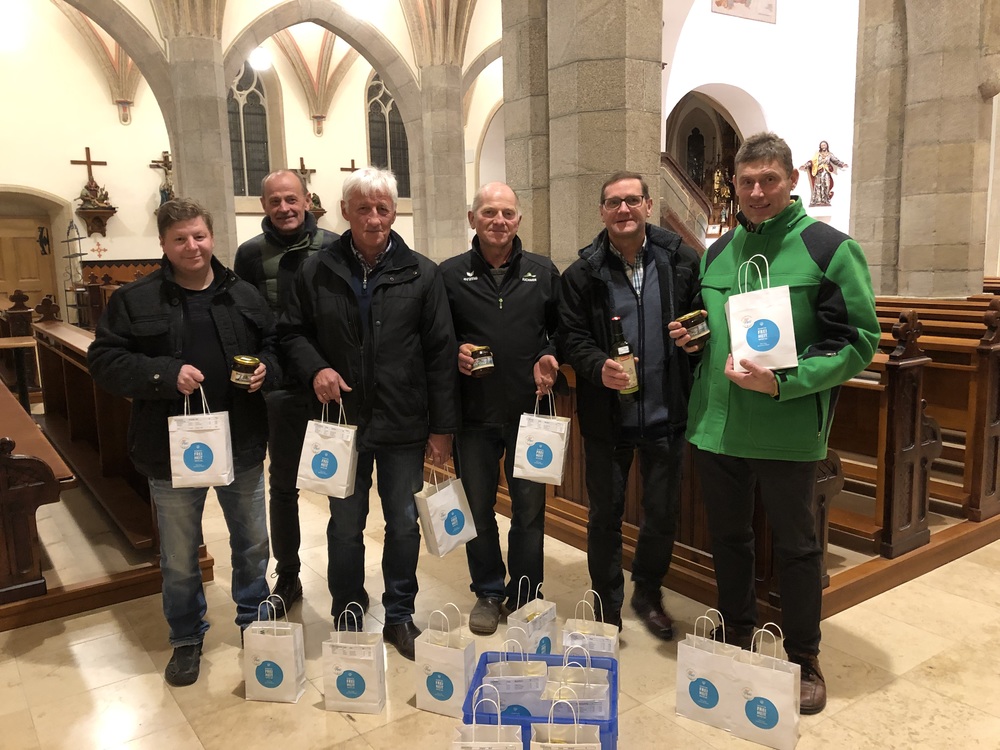 Männer der KMB Bad Zell präsentieren die Geschenke, die sie an die Mitglieder ab 80 Jahren verteilen