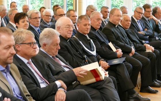 Ehrengäste beim Festakt der KTU für Bischof Ludwig Schwarz