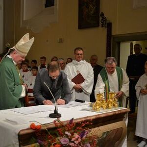 Pfarrer Konrad Hörmanseder unterzeichnet das Dekret zur Amtseinführung.