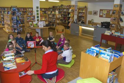 Franziska Haslmayr mit Schulkindern