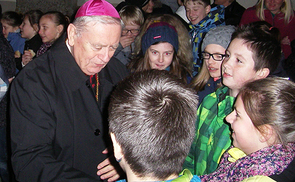 Bischof Ludwig Schwarz mit Jugendlichen bei der Jugendkatechese in Köngiswiesen