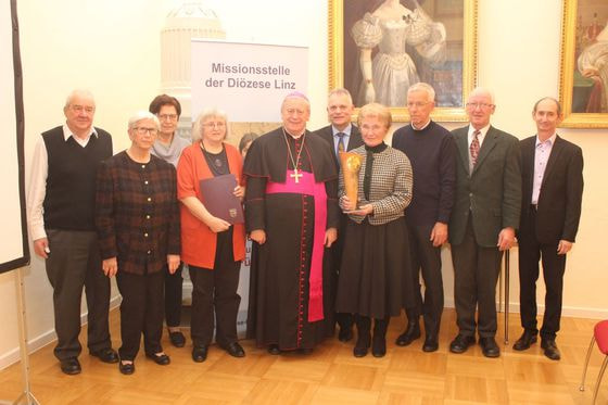 Der Arbeitskreis „Entwicklungshelfer Steyr“ mit Bischof Ludwig Schwarz, Bundesrat Gottfried Kneifel und Missionsstellen-Leiter Andreas Reumayr.