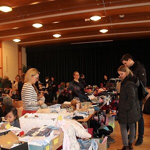 Erfolgreicher Baby- und Kinderkleider-Basar