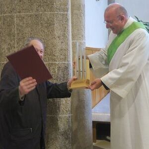 Diakon Georg König überreicht das Geschenk                               