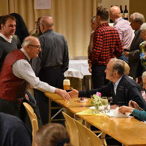 gesegnete Speisen werden verzehrt