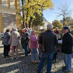 Segnung des Baumes vor der Quirinuskirche