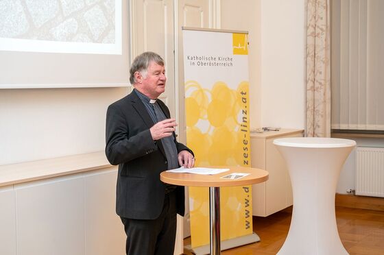 Buchpräsentation: Neue Perspektiven auf Kriegerdenkmäler / © Diözese Linz / Thomas Markowetz Bischof Manfred Scheuer betonte in seinem Grußwort, das Gedächtnis der Opfer brauche Orte und Räume, also eine Verleiblichung dessen, was erinnert werde.