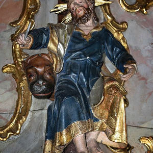 Am Kanzelkorb einer der vier Evangelisten: Matthäus (Attribut fehlt), Markus mit Löwen, Lukas mit Stier, Johannes mit Buch und Kelch;