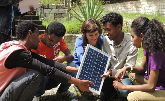 Junge Solartechnik-SchülerInnen in Äthiopien  