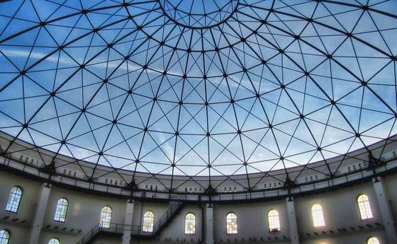 Kuppel mit Blick in den Himmel