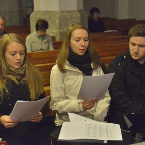 Stimmungsvoller Abendgottesdienst mit Taizé-LiedernGesänge, die Einfachheit ausstrahlen und zur Ruhe kommen lassen, das sind die Lieder der französischen Taizé-Gemeinschaft. Etwas von dieser Atmosphäre wurde bei der Sonntag-Vorabendmesse in Kirchdor