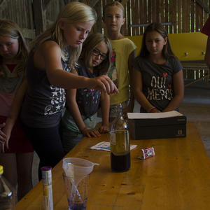  Ein umgebautes, ehemaliges Bauernhaus auf einer Alm in Weyer war die Herberge für 30 Jungscharkinder. Acht Kinder unserer Pfarre verbrachten mit Mädchen und Buben der Pfarre Scharnstein eine erlebnisreiche Woche: Lagerleiter Matthias Holzinger übern