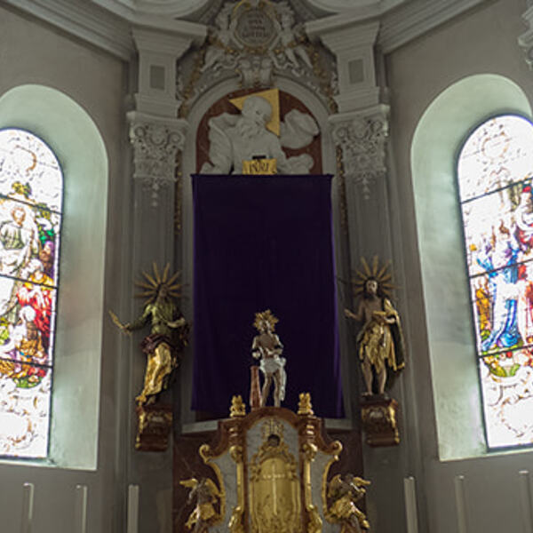 Hochaltar der Pfarrkirche Kopfing mit Fastentuch