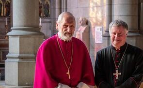 Bischof Manfred Scheuer (r.) bedankte sich beim langjährigen Dompropst Wilhelm Vieböck für dessen Dienst im Domkapitel und in der Diözese Linz.