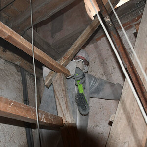 Schwerarbeit mit Maske und Schutzanzug im Turm