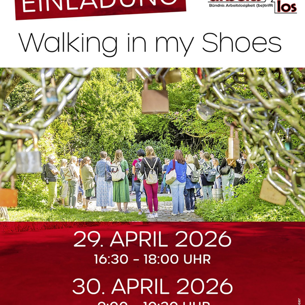 durch eine Lücke in einem Kettenzaun fotografiert; Gruppe von Menschen im Kreis stehend, im Park