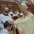 Bischof Manfred Scheuer spendet P. Stephan Eberhardt die Priesterweihe durch Handauflegung und Gebet.