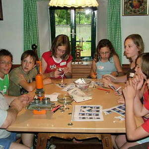 Hier wurden die Anstecker für die Firmung hergestellt