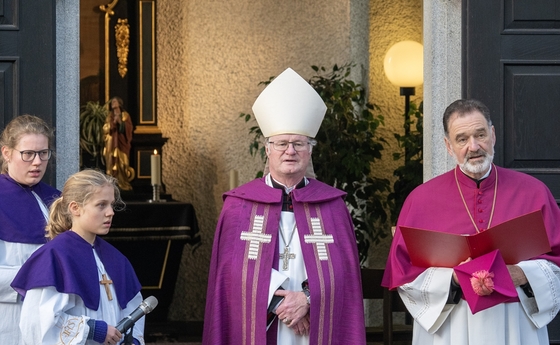 Gräbersegnung auf dem St. Barbara Friedhof mit Bischof Manfred Scheuer