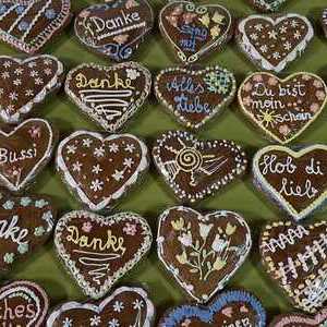 An zwei Nachmittagen verzierten bis zu 50 Helfer:innen rund 1000 Herzen