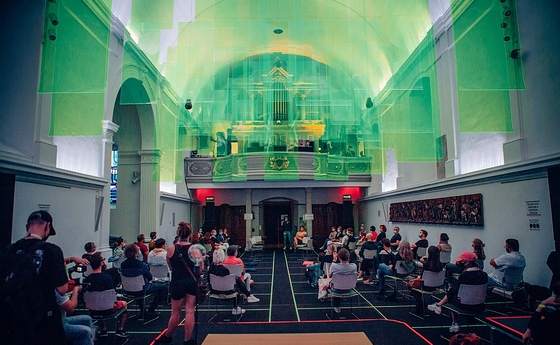 Beim zeitgenössischen Festival „Holy Hydra“ wird die Jugendkirche Grüner Anker / Stadtpfarrkirche Urfahr zum Kulturtreffpunkt. 