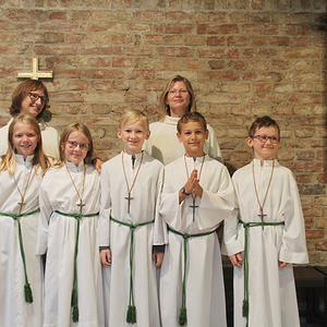 Gruppenfoto der  MinistrantInnen mit Maria Fischer und Renate Moser