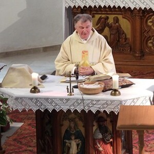 Pfarrer Konrad Hörmanseder leitetet den Gottesdienst