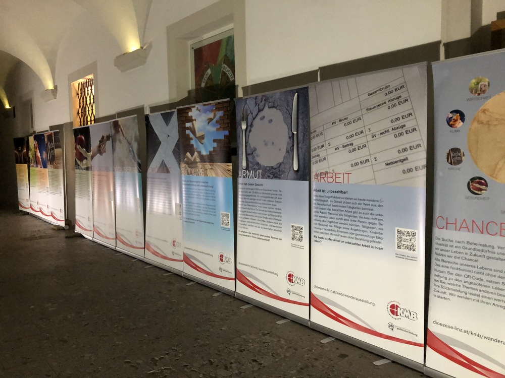 die Ausstellung 'Weg aus der Krise' steht im Stiftsgang von Kremsmünster