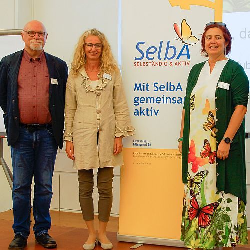 Die Referenten Hubert Klingenberger und Astrid Gaisberger mit SelbA Leiterin Maria Otruba (v.li) ©Hinterlattner