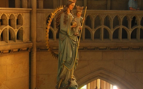 Marienstatue im Linzer Mariendom