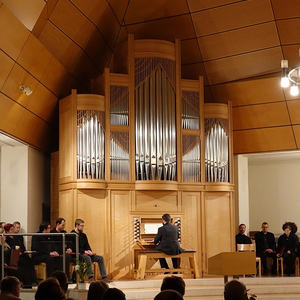 Florian Zethofer an der Kögler-Orgel in der Autobahnkirche Haid